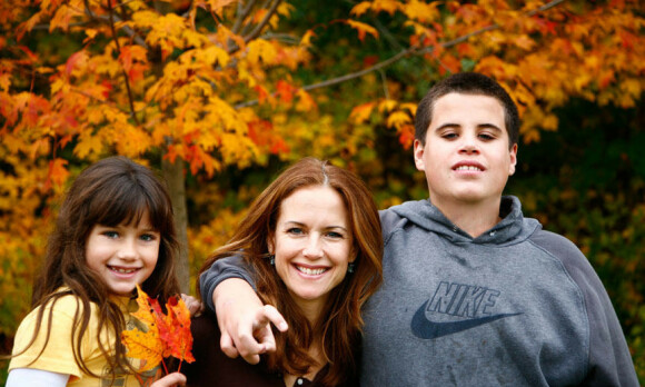 SORG: Travolta-familien opplevde en stor sorg i 2009, da sønnen Jett mistet livet. Her er mamma Kelly Preston med barna Ella og Jett samme år. Foto: NTB Scanpix SORG: Travolta-familien opplevde en stor sorg i 2009, da sønnen Jett mistet livet. Her er mamma Kelly Preston med barna Ella og Jett samme år. Foto: NTB Scanpix